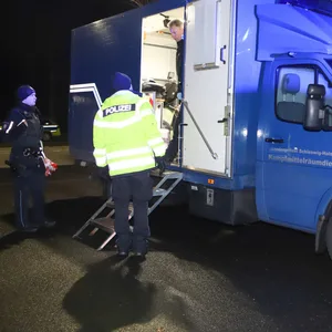 Einsatzkräfte besprechen sich am Fahrzeug vom Kampfmittelräumdienst