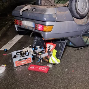 Der Mercedes blieb auf dem Dach liegen. Die Ursache ist noch unklar.