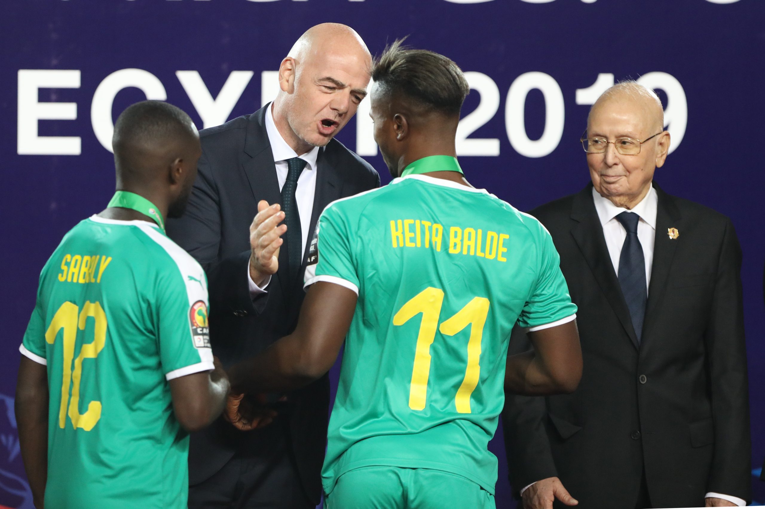 FIFA-Präsident Gianni Infantino klatscht mit dem senegalesischen Nationalspieler Keita Baldé ab.
