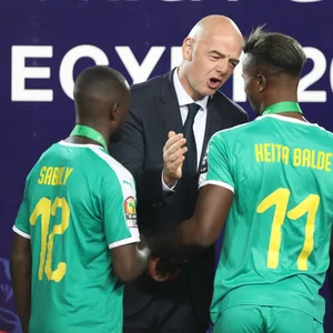 FIFA-Präsident Gianni Infantino klatscht mit dem senegalesischen Nationalspieler Keita Baldé ab.