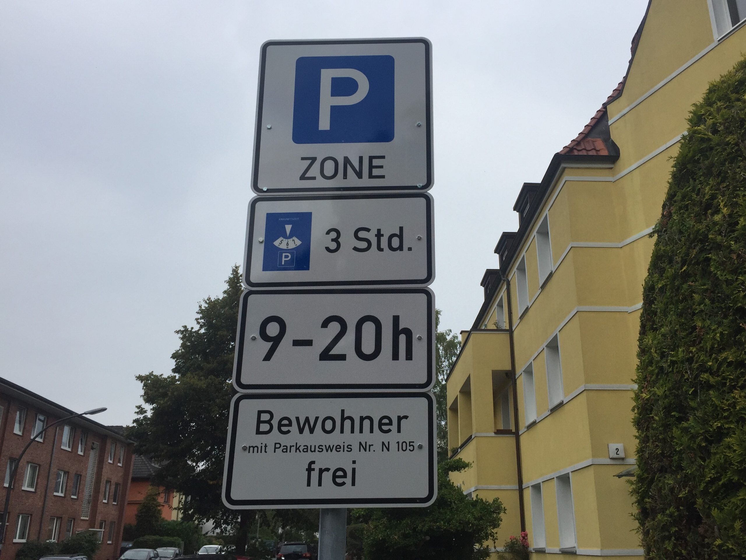 Ein Schild weist in Hamburg-Fuhlsbüttel eine Anwohnerparkzone in der Nähe des Flughafens aus.