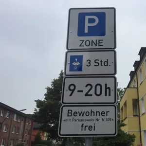 Ein Schild weist in Hamburg-Fuhlsbüttel eine Anwohnerparkzone in der Nähe des Flughafens aus.