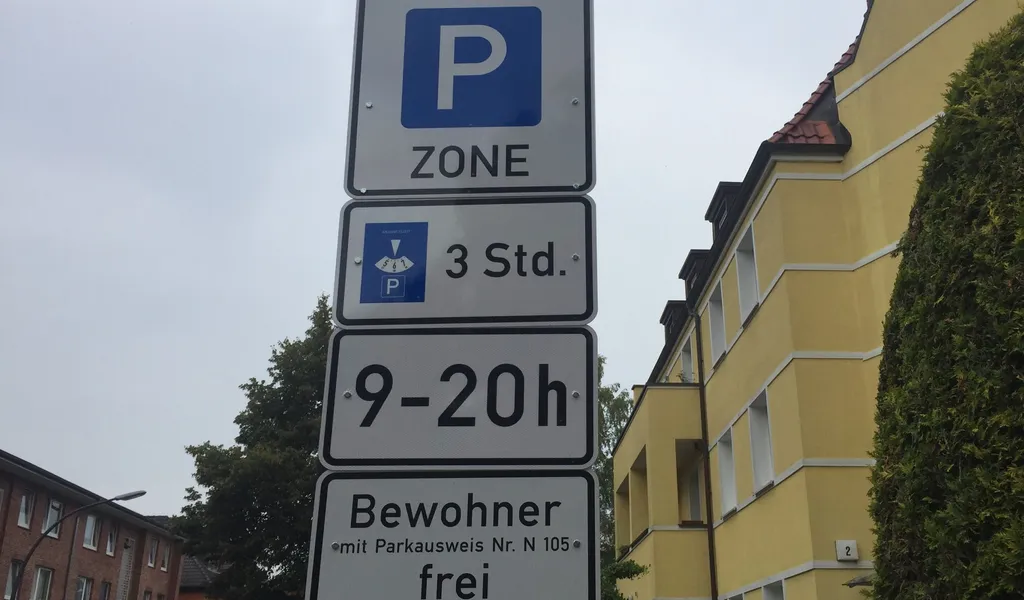 Ein Schild weist in Hamburg-Fuhlsbüttel eine Anwohnerparkzone in der Nähe des Flughafens aus.
