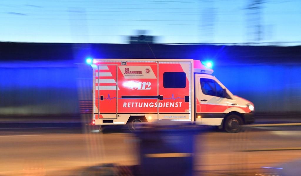 Ein 94-Jähriger aus Emden wurde am Freitagabend ins Krankenhaus gebracht (Symbolbild).