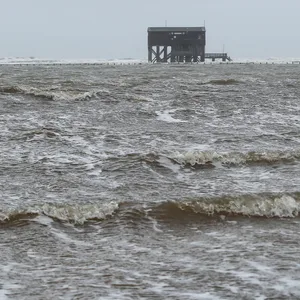 Steigendes Wasser überflutet den Strand von St. Peter-Ording.