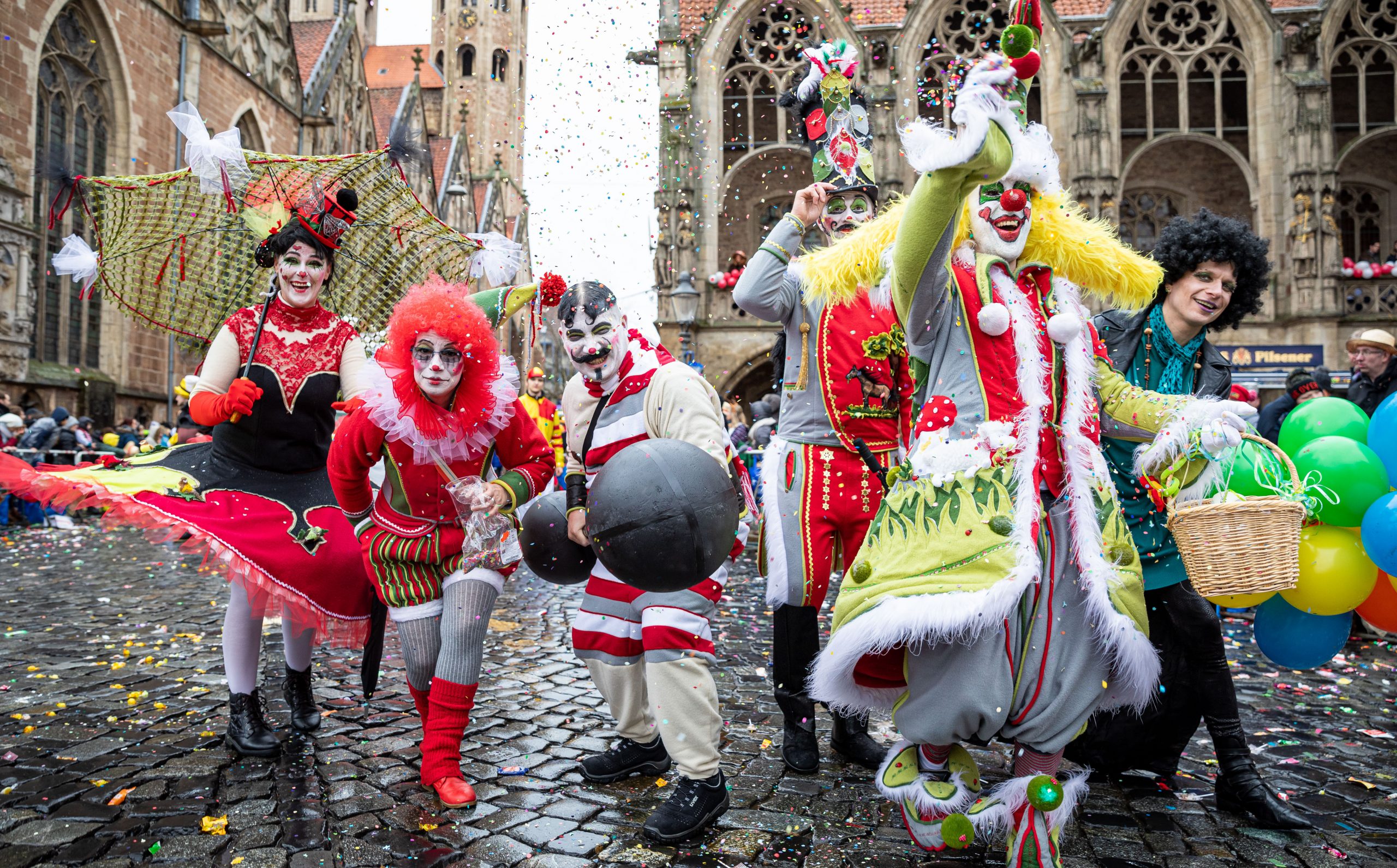Karnevalist:innen beim „Schoduvel“ im Februar 2020. Für 2022 wurde der größte Karnevalszug Norddeutschlands jedoch abgesagt.
