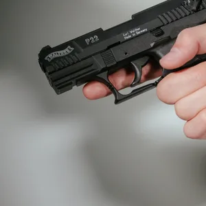 Zur Selbstverteidigung feuerte ein überfallener 19-Jähriger mehrere Schüsse mit seiner Schreckschusspistole ab.