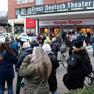Vor dem Ernst Deutsch Theater demontrieren rund 140 Personen gegen die Corona-Maßnhamen.
