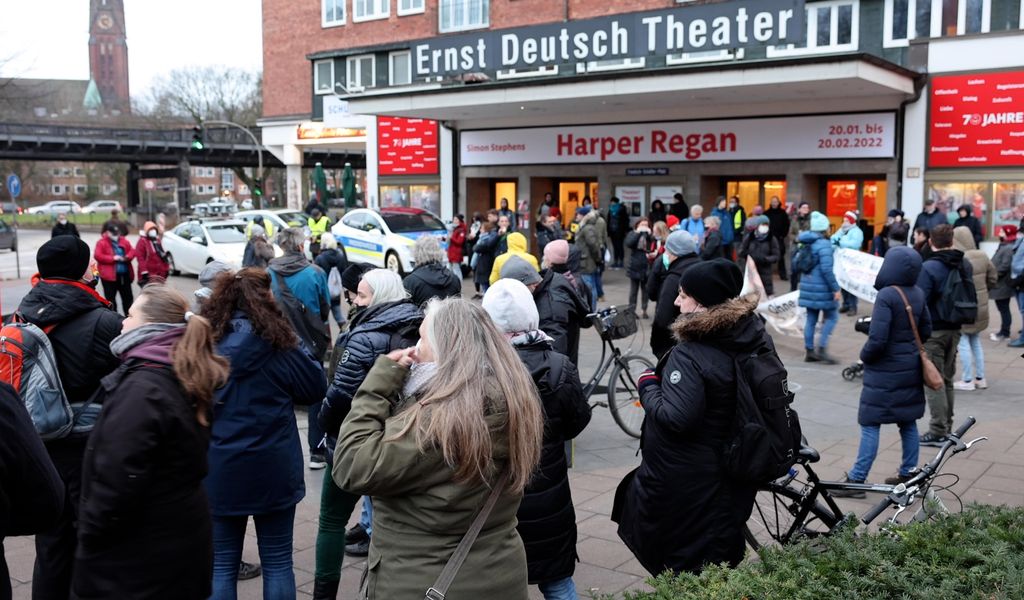 Vor dem Ernst Deutsch Theater demontrieren rund 140 Personen gegen die Corona-Maßnhamen.