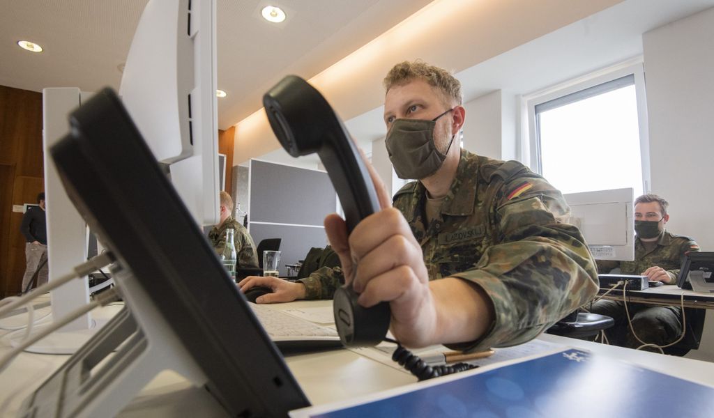 Soldaten der Bundeswehr helfen bei der Nachverfolgung von Infektionsketten von dem Coronavirus