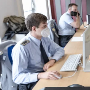 Mittlerweile helfen wieder Bundeswehrsoldaten den überlasteten Gesundheitsämtern in Hamburg.