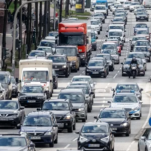Dichter Verkehr fließt an einem Sonnabend Nachmittag auf der Ludwig-Erhard-Strasse, der zentralen Ost-West Achse, durch Hamburgs Innenstadt.