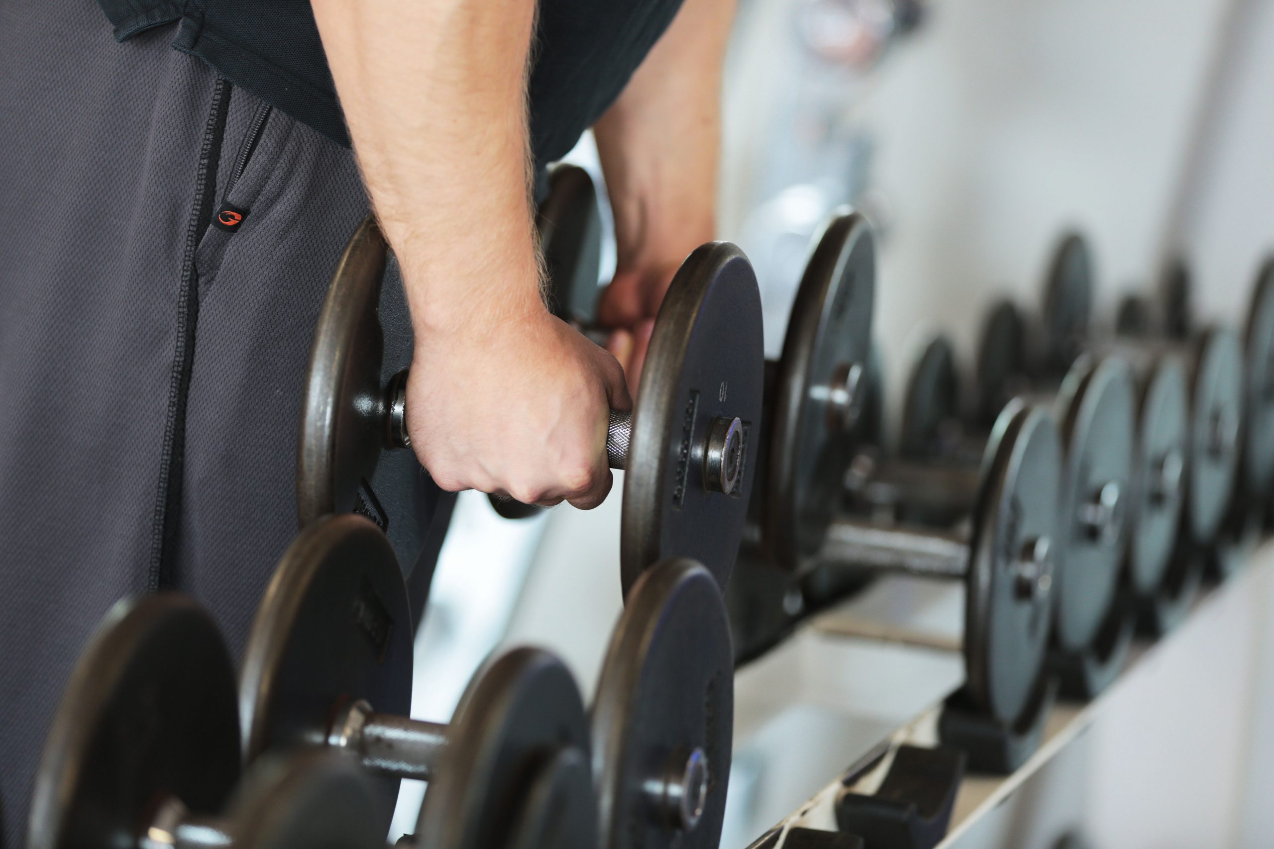 Neuanmeldungen in Fitnessstudios gehen zu Jahresbeginn stark zurück. (Symbolbild)
