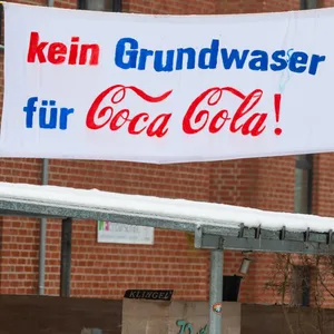 «Kein Grundwasser für Coca Cola» steht unter anderem auf einem Protest-Banner nahe des geplanten Coca-Cola-Brunnens.