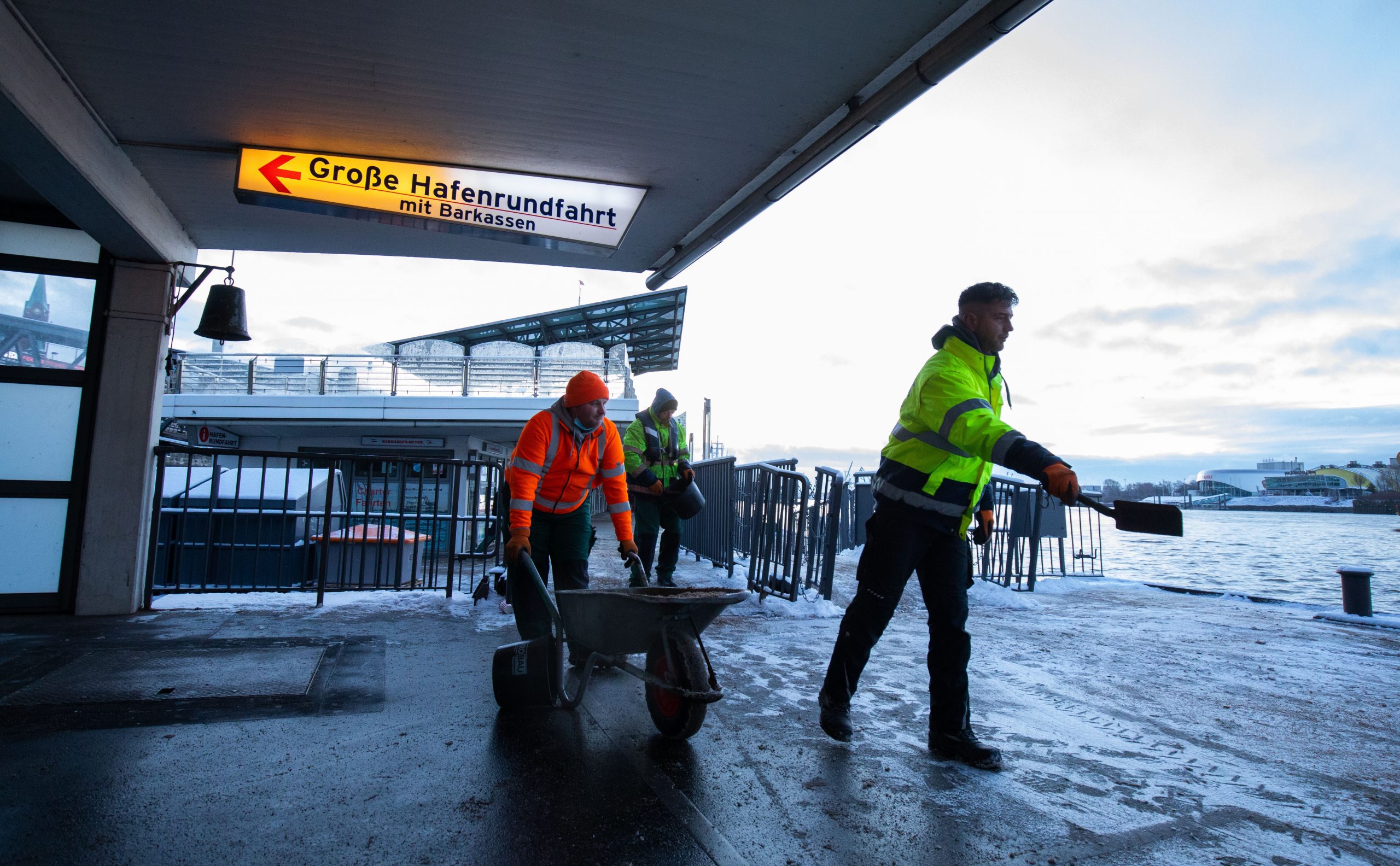 Noch werden in Hamburg gewöhnliche Streumittel im Winterdienst verteilt. (Archivbild)