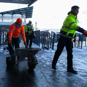 Noch werden in Hamburg gewöhnliche Streumittel im Winterdienst verteilt. (Archivbild)