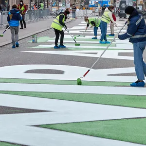 Aktivisten von Fridays for Future malen den Schriftzug „WIR ALLE FÜR 1,5 GRAD“ auf die Mönckebergstraße.