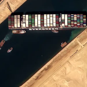 Dieses Satellitenbild von European Space Imaging zeigt das Frachtschiff MV Ever Given, das im März 2020 im Suezkanal auf Grund gelaufen ist.