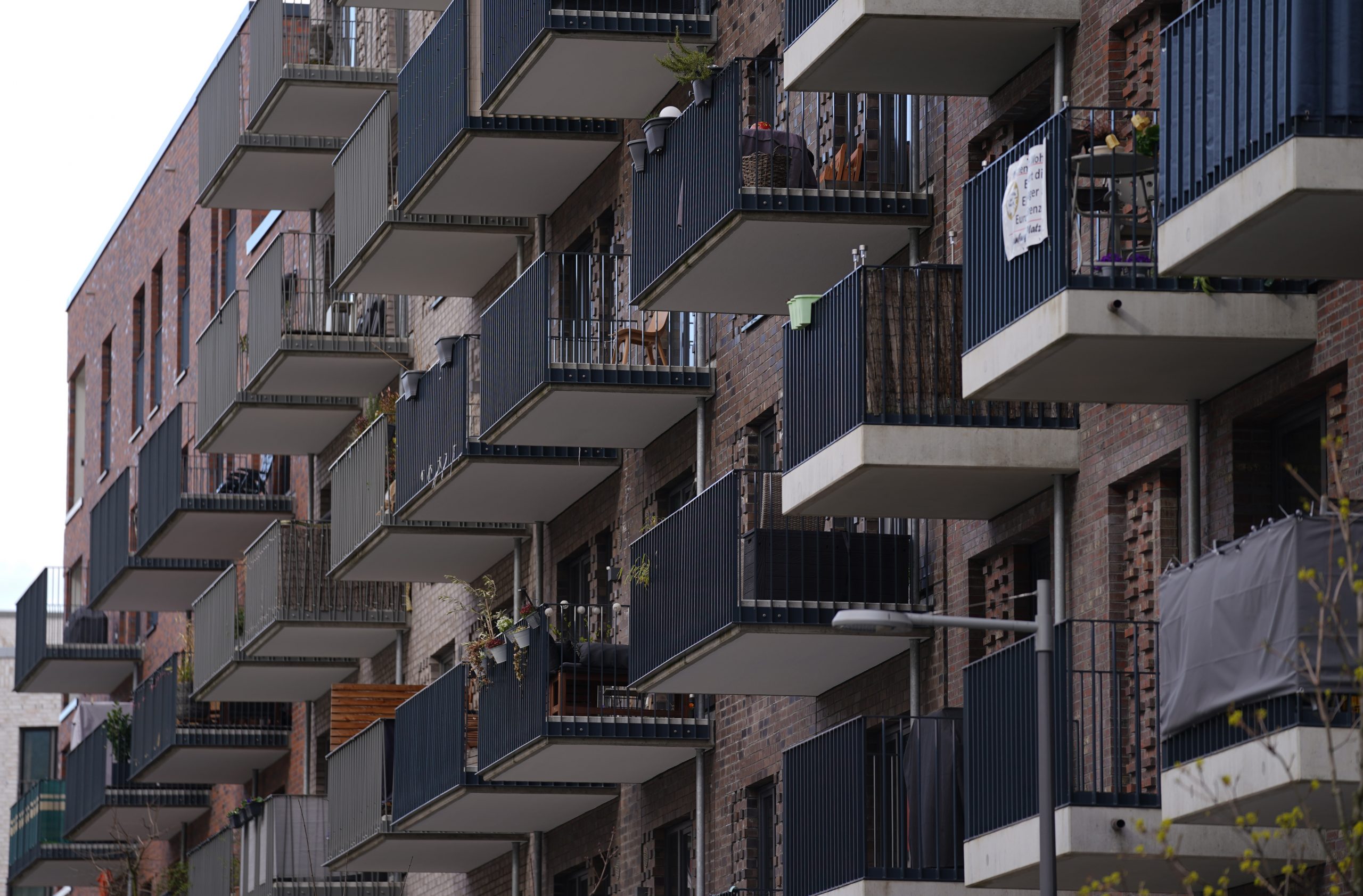 Balkone eines Wohnhauses sind im Quartier Mitte Altona – in Hamburg wird an 2023 die Grunderwerbsteuer bei Immobilienkäufen erhöht.