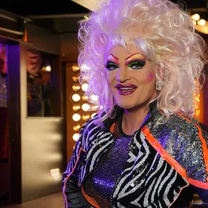 Dragqueen Olivia Jones hat mit Fußball eigentlich nicht viel am Hut – bei der WM in Katar macht sie aber eine Ausnahme.
