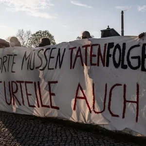 Klimaaktivisten mit Transparent