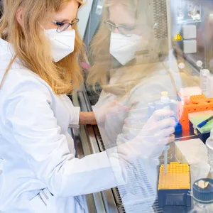 Eine wissenschaftliche Mitarbeiterin des Braunschweiger Unternehmens forscht an einem Corona-Medikament - jetzt wird die Forschung des Hamburger Konzerns „Evotec” mit 7,5 Millionen Euro gefördert.