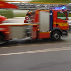 Ein Feuerwehrfahrzeug mit Drehleiter fährt zu einem Einsatz. (Symbilbild)