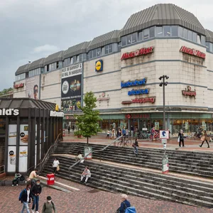 Passanten gehen vor dem Bahnhof Hamburg Altona.