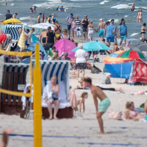 Touristen sorgen auf den Ostsee-Inseln für volle Strände – aber auch für immer höher kletternde Grundstückspreise. (Archivbild)