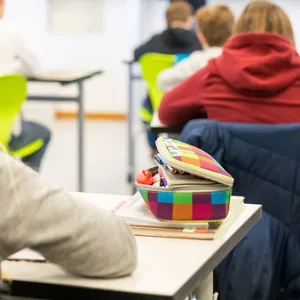 Schülerinnen und Schüler einer fünften Klasse einer Realschule sitzen während des Unterrichts in ihrem Klassenzimmer. (Symbolbild)