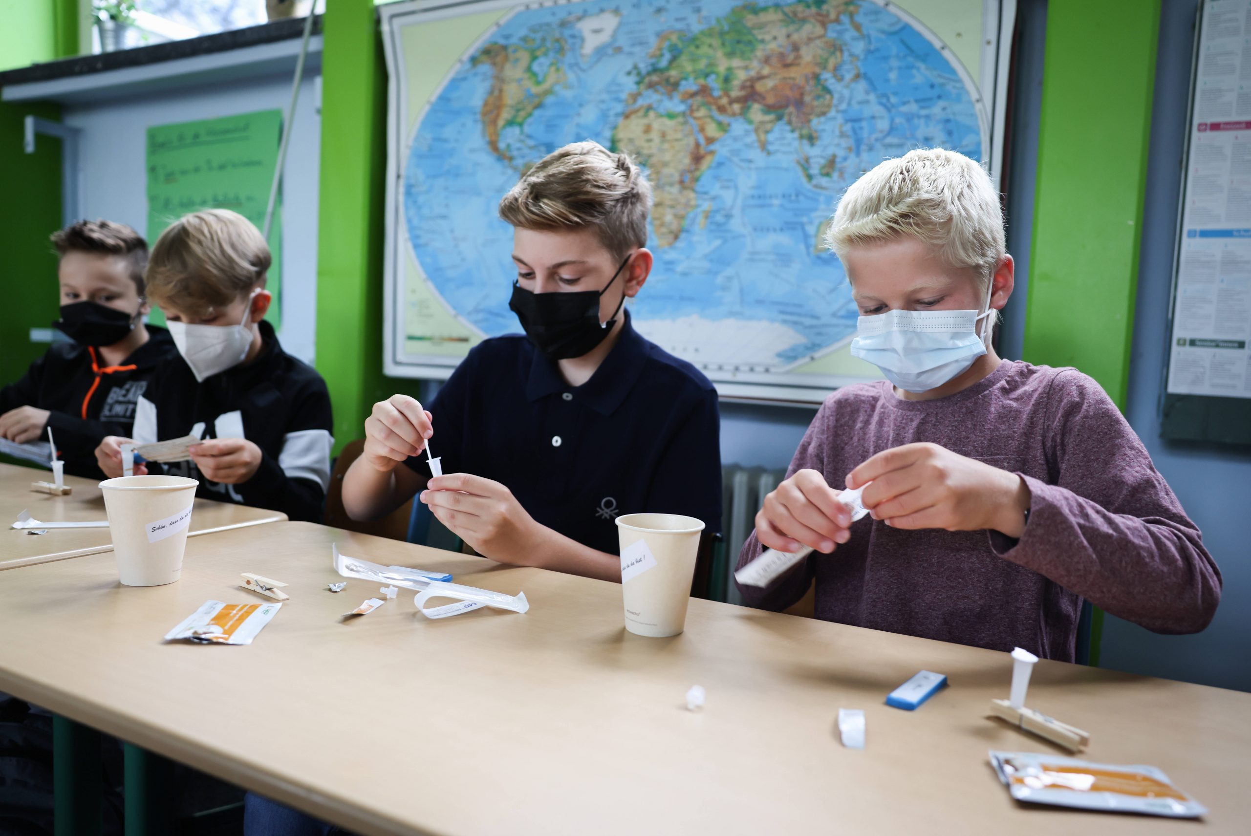 Hamburg Schüler machen Selbsttests – rund 200.000 Schüler sind wieder in den Präsenzunterricht gestartet.