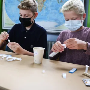 Hamburg Schüler machen Selbsttests – rund 200.000 Schüler sind wieder in den Präsenzunterricht gestartet.