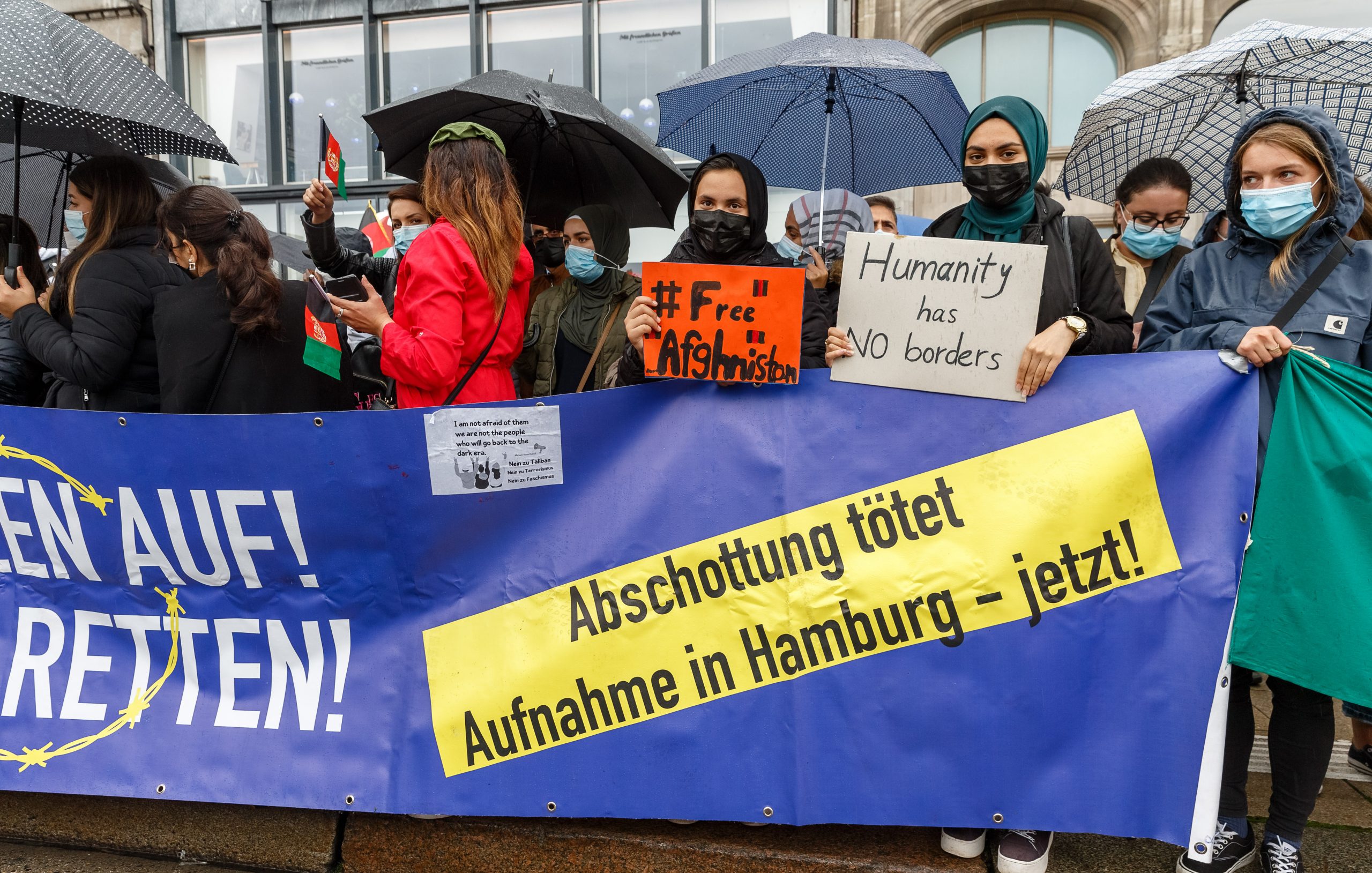 2021: Demo für die Aufnahme von afghanischen Flüchtlingen in Hamburg. Im vergangenen Jahr stieg die Anzahl der aufgenommenen Flüchtlinge um 44 Prozent.