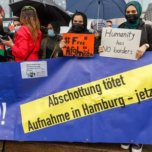 2021: Demo für die Aufnahme von afghanischen Flüchtlingen in Hamburg. Im vergangenen Jahr stieg die Anzahl der aufgenommenen Flüchtlinge um 44 Prozent.