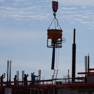 Bauarbeiter sind mit Betonarbeiten auf einer Baustelle in der Hafencity beschäftigt. Um Spekulanten abzuschrecken, nutzt die Hansestadt Hamburg immer häufiger das Vorkaufsrecht und vergibt Grundstücke vermehrt nach dem Erbbaurecht statt sie zu verkaufen.