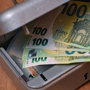 Eine Frau holt Eurobanknoten aus einer kleinen Geldkassette. (Symbolbild)