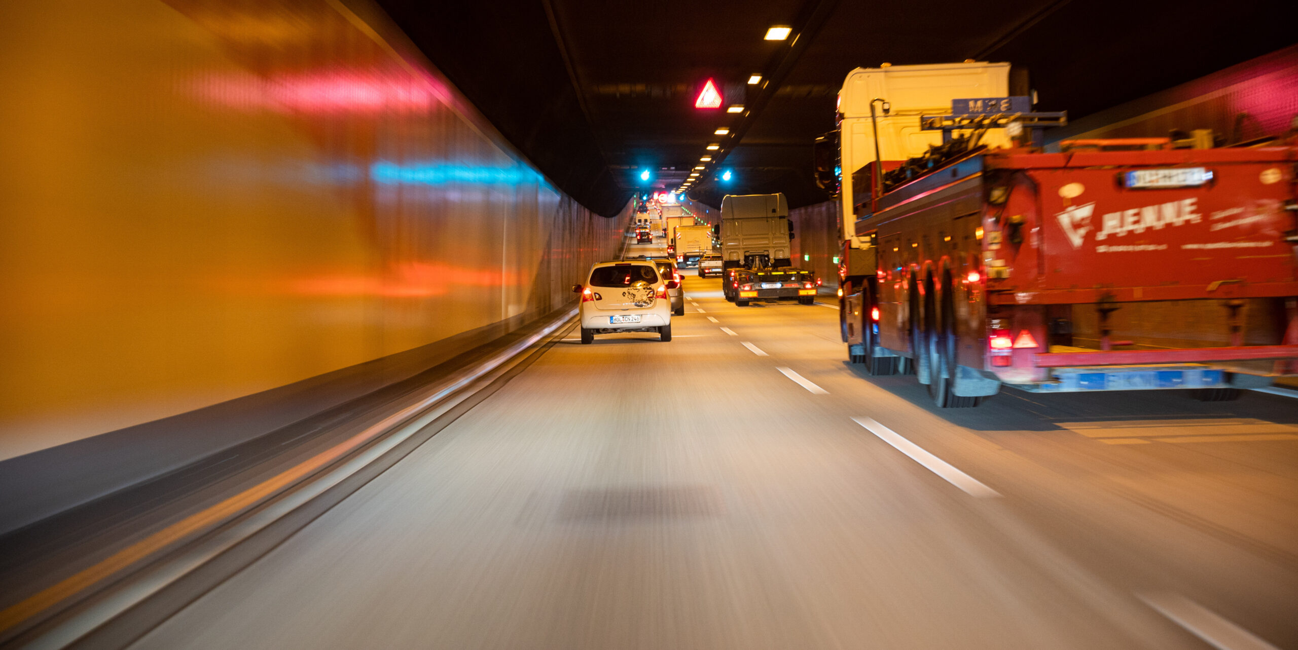 Autos und Lastwagen fahren im Oktober 2021 auf der Autobahn 7 durch den Elbtunnel. Jetzt ist die dritte Röhre gesperrt.