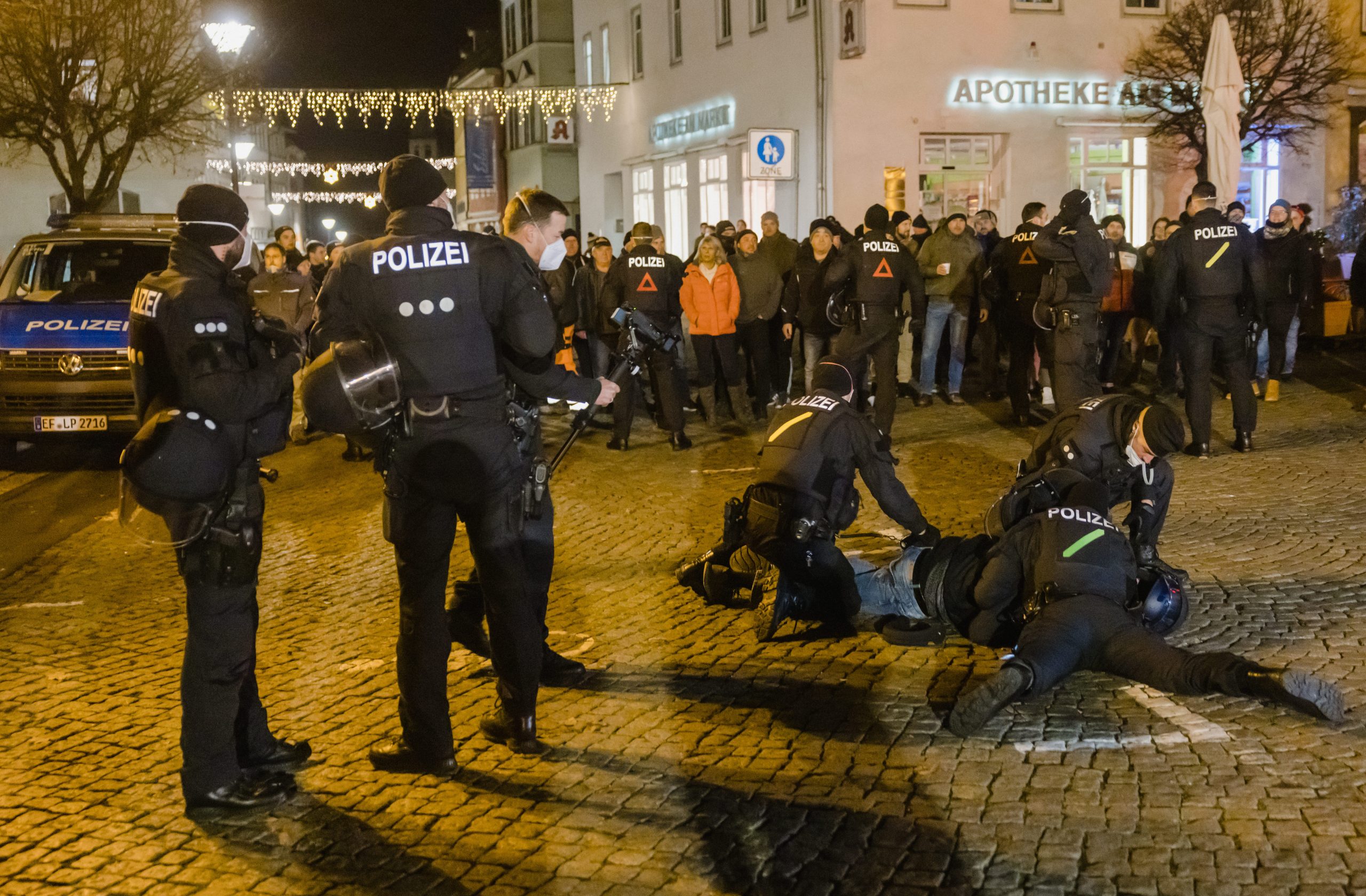 Die Polizei in Hildburghausen (Thüringen) nimmt am Rande eines „Corona-Spaziergangs“ einen Mann fest.