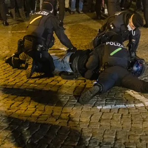 Die Polizei in Hildburghausen (Thüringen) nimmt am Rande eines „Corona-Spaziergangs“ einen Mann fest.