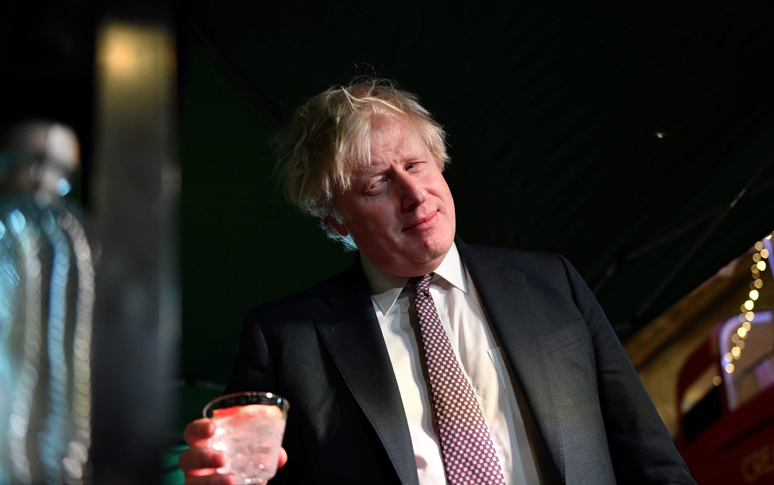 Boris Johnson mit einem Getränk in der Hand