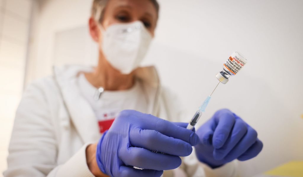 Eine medizinische Mitarbeiterin (MTA) zieht bei einer Impfaktion in Hamburg Spitzen mit einem Corona-Impfstoff auf.