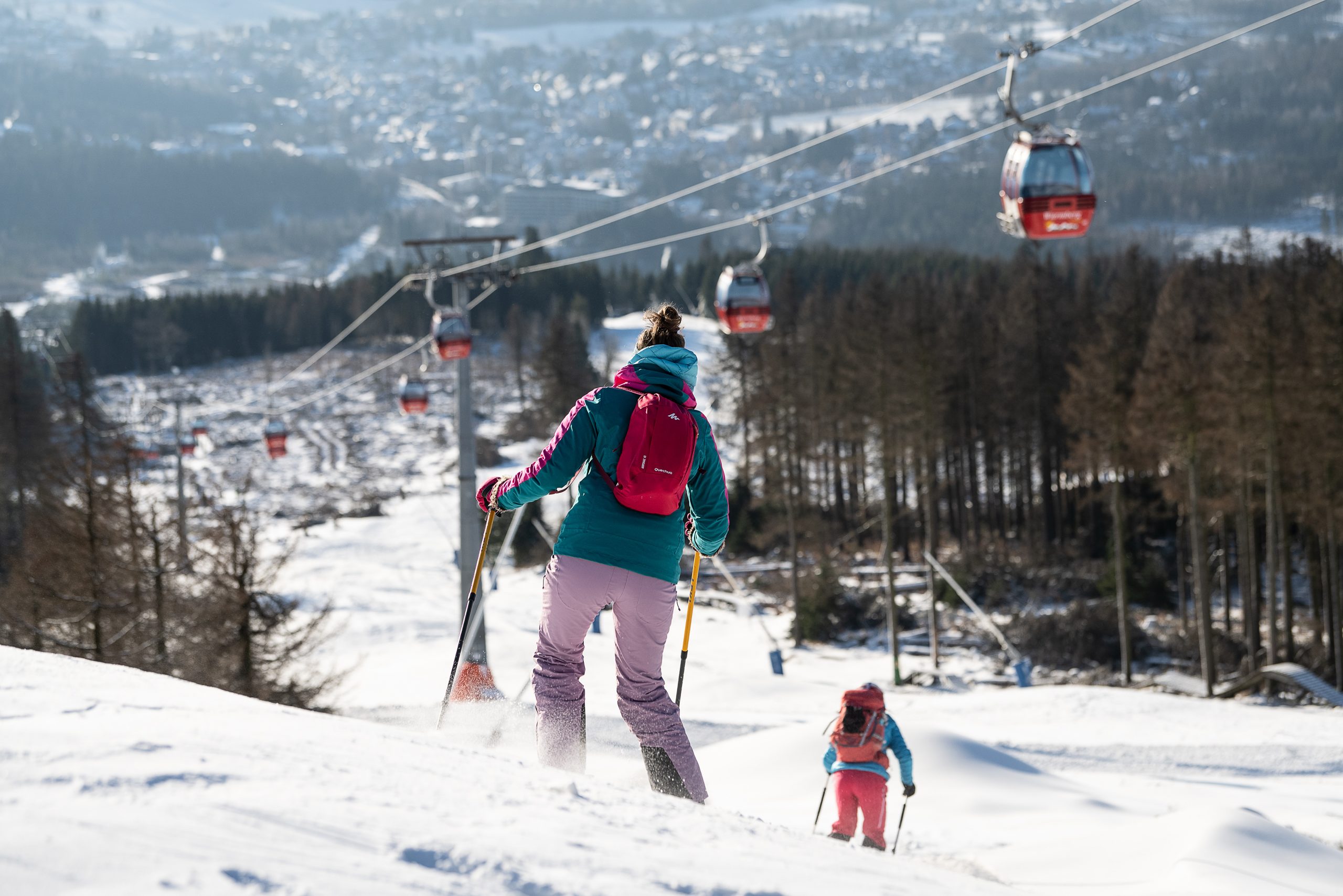 Zwei Skifahrerinnen fahren auf der Abfahrt "Hexenritt" auf dem Wurmberg.