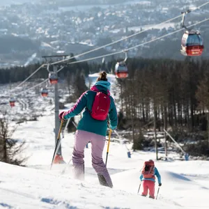 Zwei Skifahrerinnen fahren auf der Abfahrt "Hexenritt" auf dem Wurmberg.