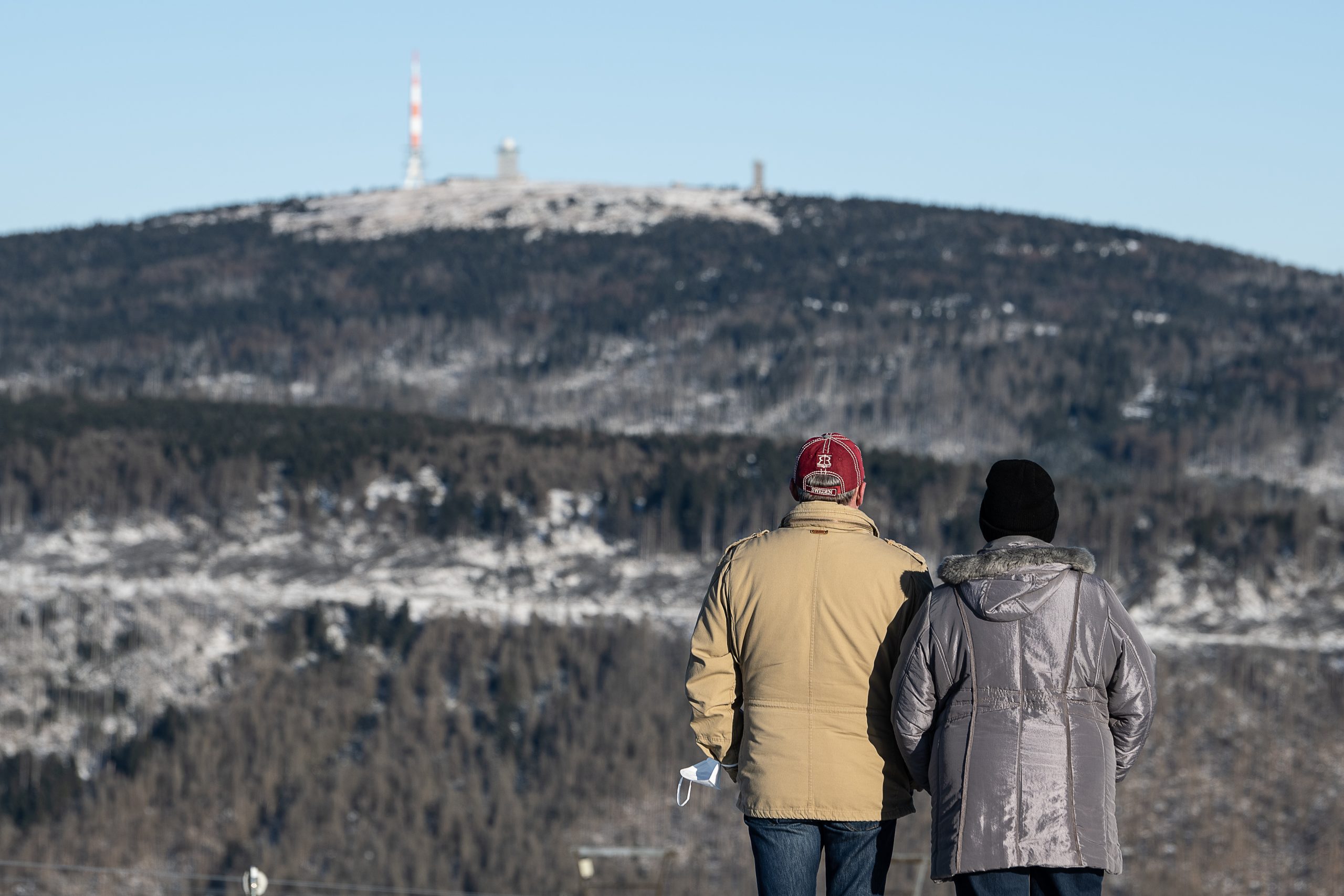Touristen stehen auf dem Wurmberg und blicken auf das Brockenplateau. (Symbolbild)