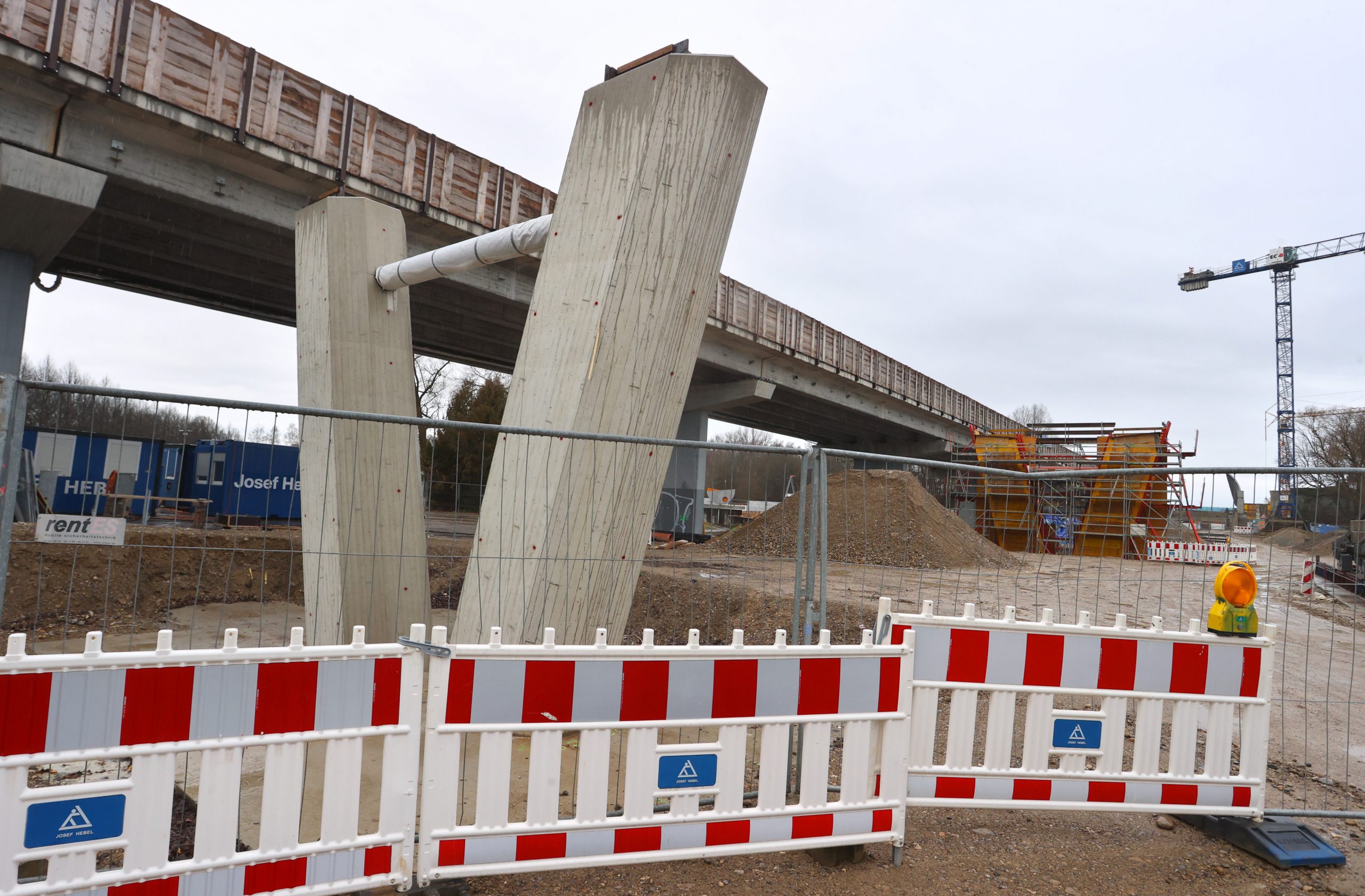 Die Sanierungsarbeiten an der A21 bei Bad Segeberg gehen ab dem Frühling in die nächste Runde. Der Streckenabschnitt verwandelt sich scheinbar zur Dauerbaustelle. (Symbolbild)