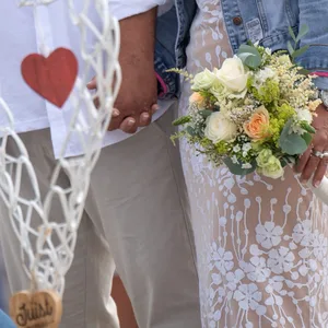 Ein Paar heiratet am Strand von Juist. Das Standesamt der Nordsee-Insel bietet seit 2019 Trauungen unter freiem Himmel an.