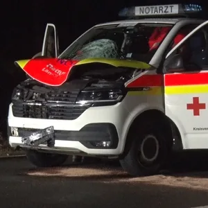 Ein Notarztwagen steht nach Mitternacht auf einer Straße in Meppen im Landkreis Emsland.