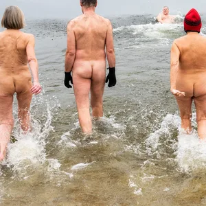 Nackte Schwimmer laufen beim 7. Neujahrs-Nackt-Schwimmen in den Sonnensee.