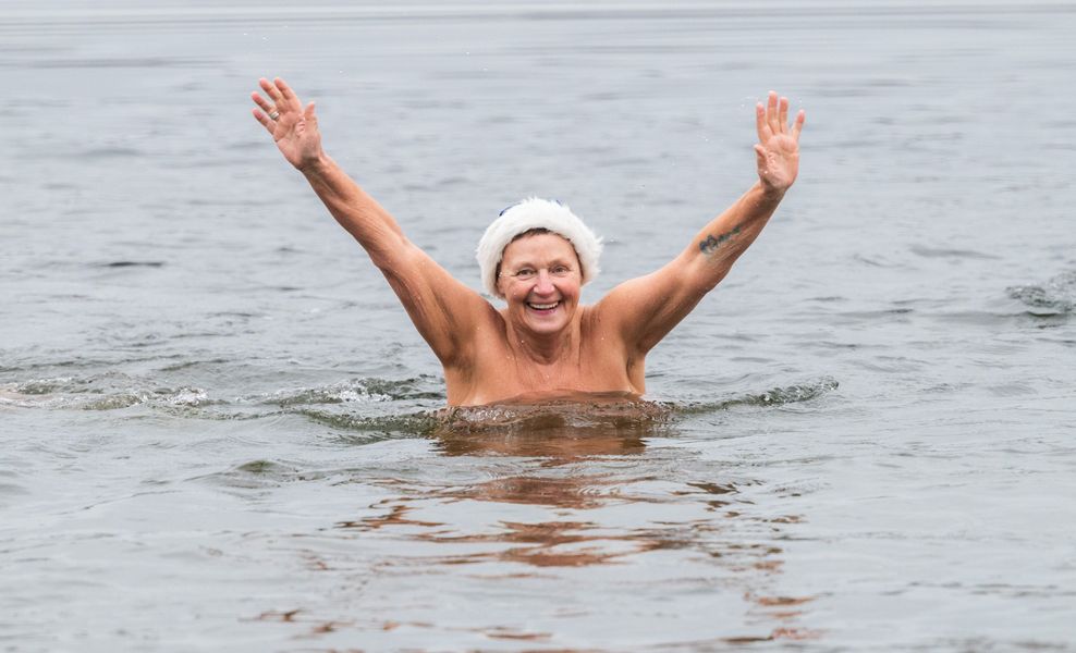 Mona Marin (65) schwimmt beim 7. Neujahrs-Nackt-Schwimmen im Sonnensee.
