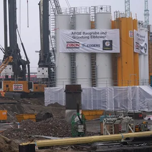 Schweres Baugerät steht auf der Baustelle des geplanten Elbtowers an den Elbbrücken.